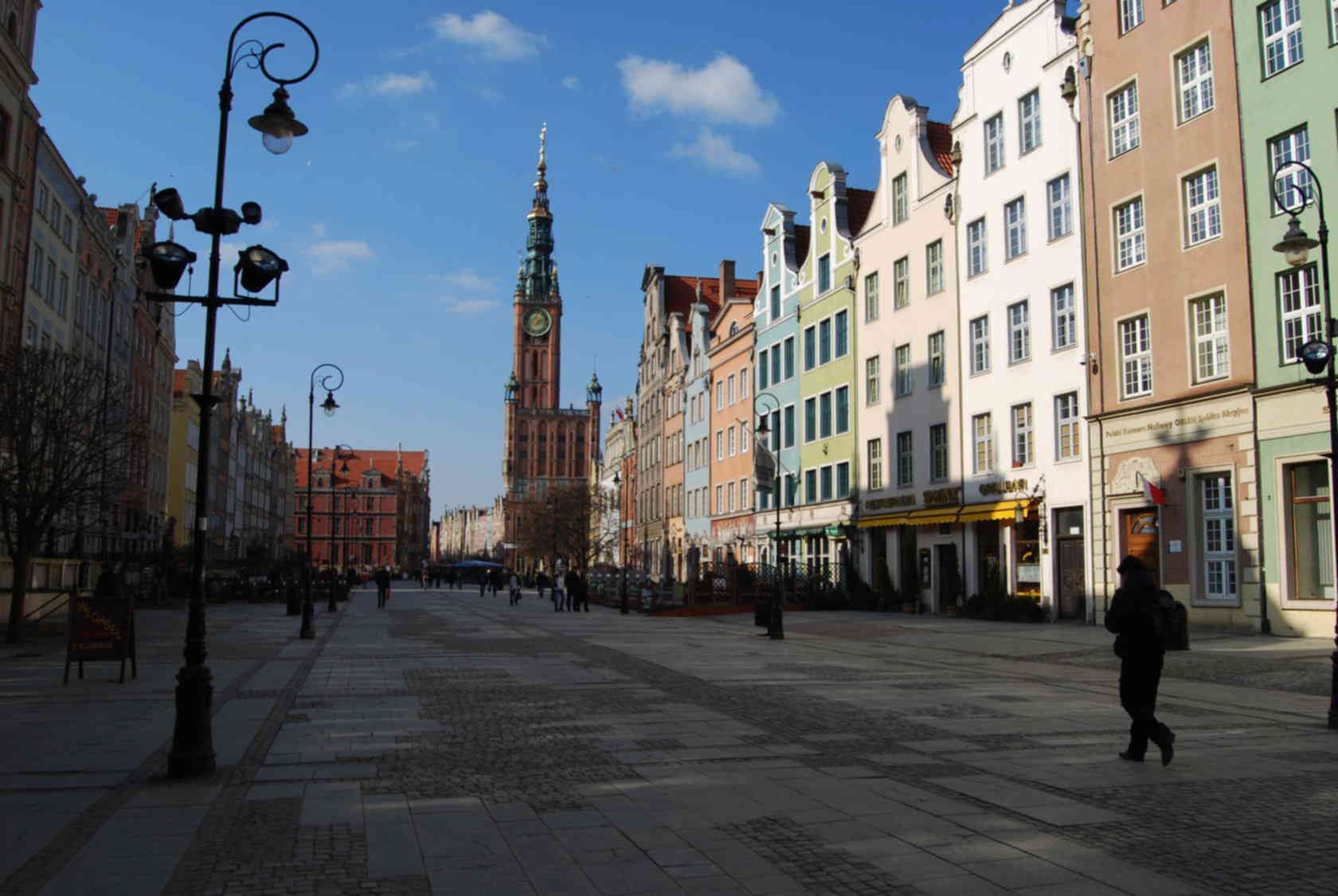 Ulica Długa w Gdańsku z ratuszem w tle